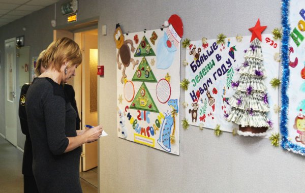 Необычные новогодние плакаты