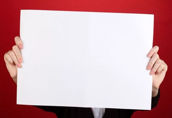 Белый плакат в руках