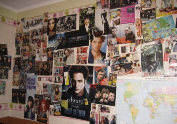 Подросток в комнате обклеенной плакатами