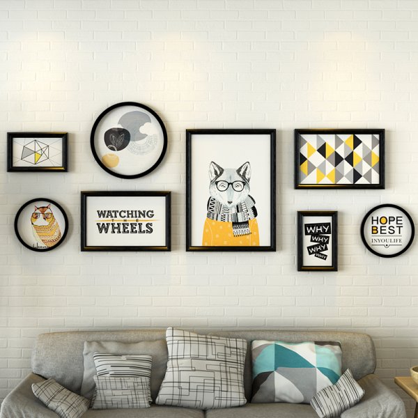 Композиция из картин на стене