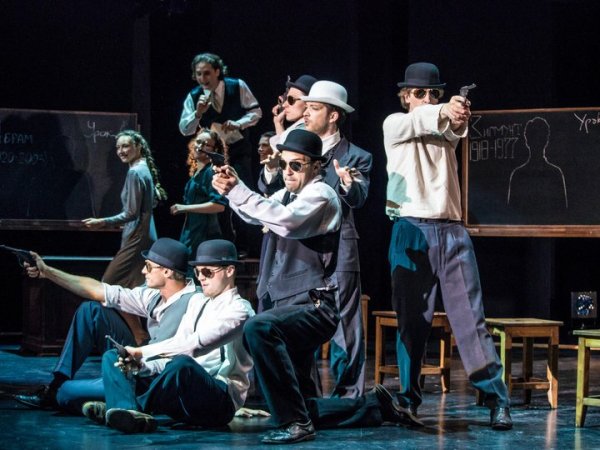 Театральный плакат