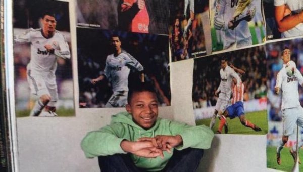 Мбаппе в комнате с плакатами Роналду