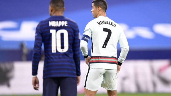 Мбаппе в комнате с плакатами Роналду