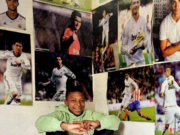 Криштиану Роналду держит листок