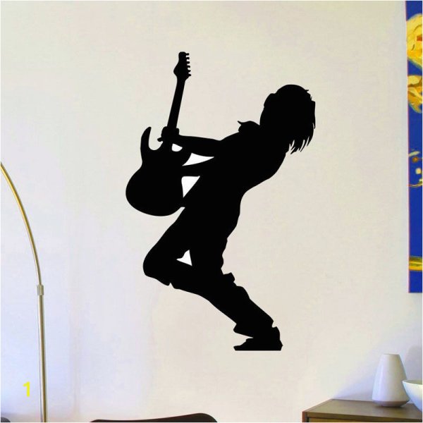 Гитара висит на стене