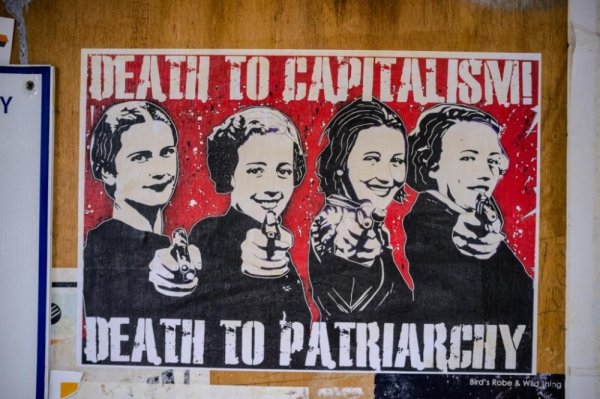 Плакаты феминисток