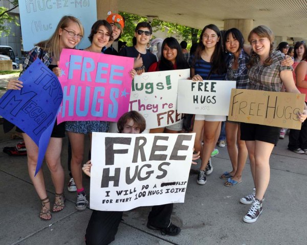 Free hugs прикол