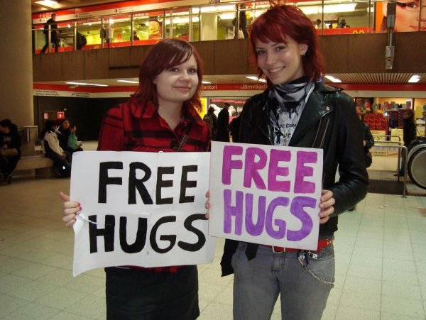 Табличка free hugs