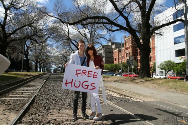 Free hugs красивым почерком