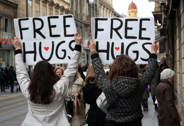 Надпись free hugs