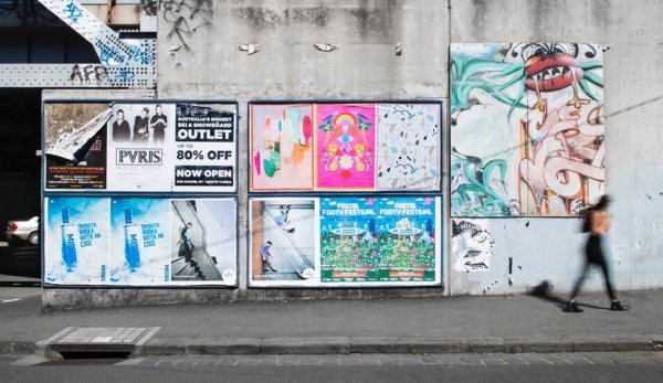 Стена с плакатами на улице