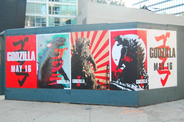 Рекламный плакат на стене