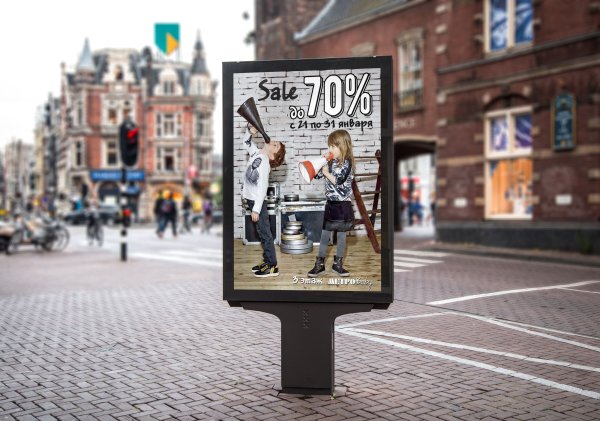 Уличная стена с плакатами