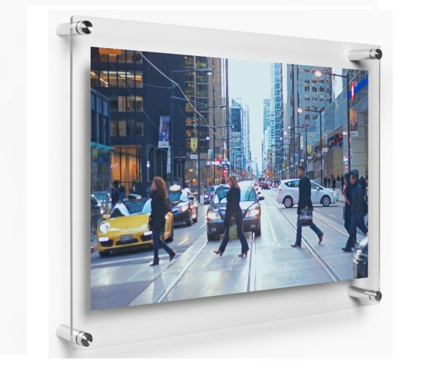 Стена с плакатами на улице