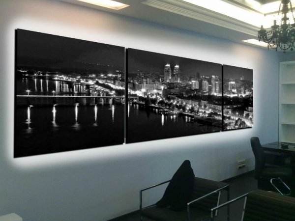 Мокап три плаката на стене