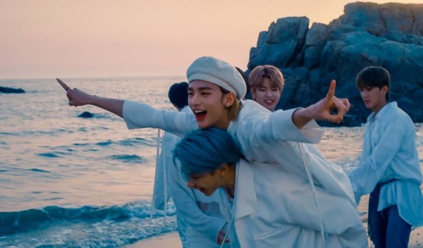 Stray Kids роспись Феликса