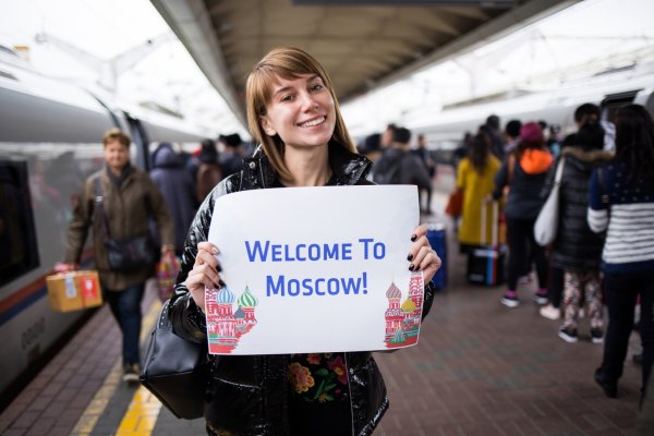 Человек с табличкой в аэропорту