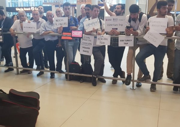 Встречать в аэропорту