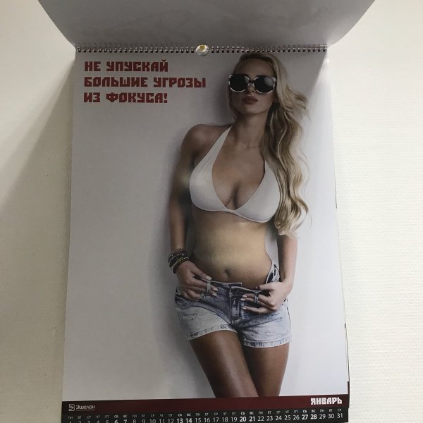 Открытка на 9 мая с паровозами