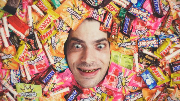 Поздравительный плакат со сладостями