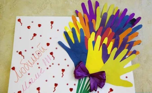 Плакат с ладошками детей