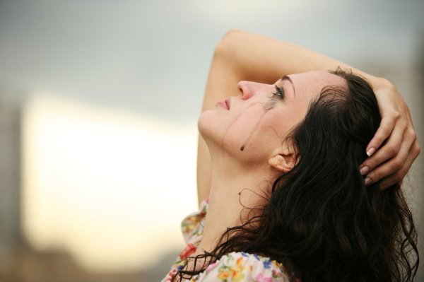 Девушка страдает