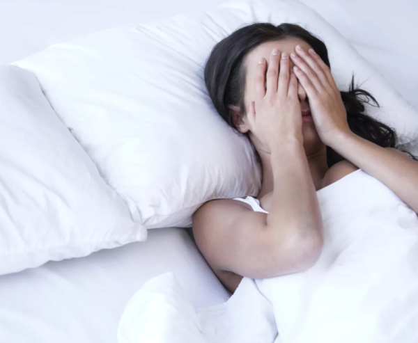 Человек плачет во сне