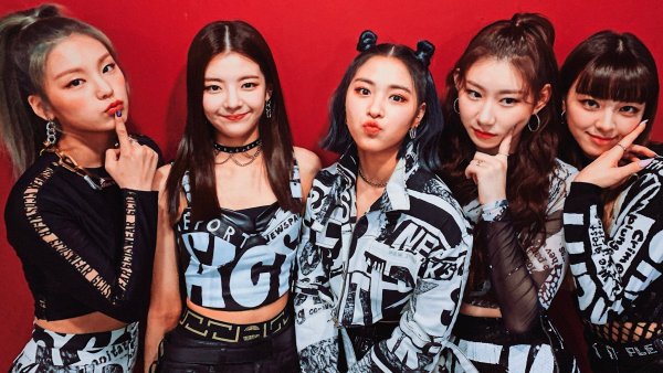 Участницы группы Itzy Юна