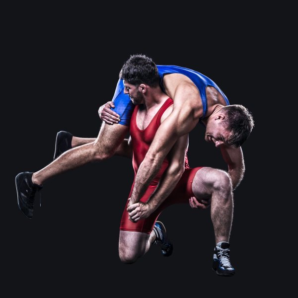 Греко Римская борьба на черном фоне