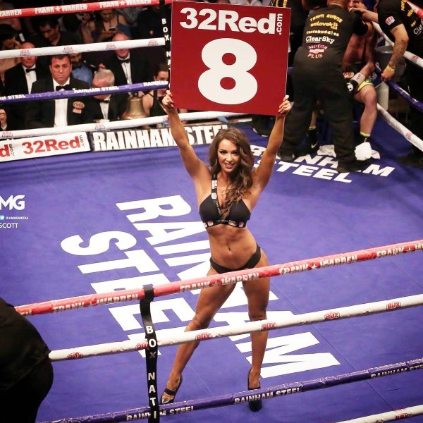 Девушки на ринге с табличками