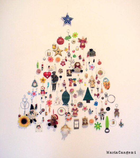 Елка из игрушек на стене