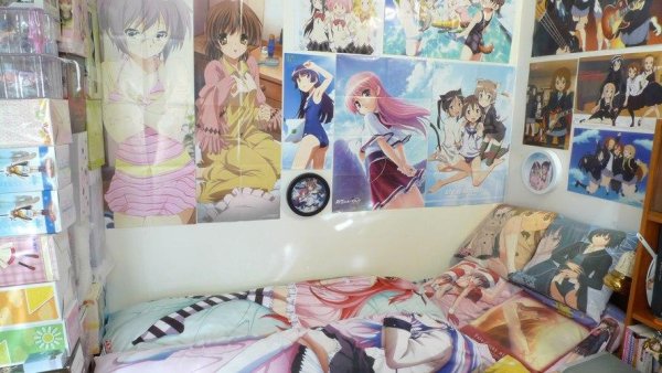 Комната с постерами аниме