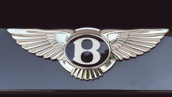 Бентли с золотой эмблемой