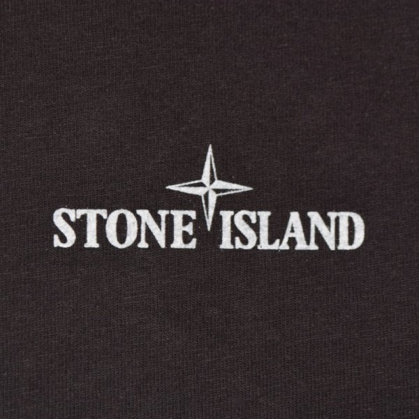 Stone Island логотип на чёрном фоне