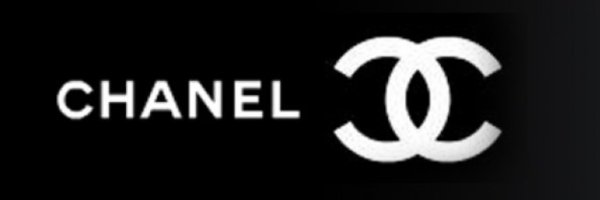 Надпись Шанель на черном фоне
