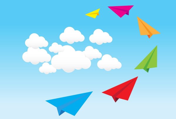 Бумажный самолетик на фоне неба