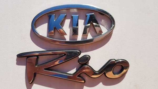 Логотип на Киа Рио 3