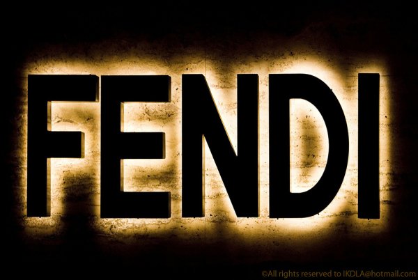 Фенди надпись