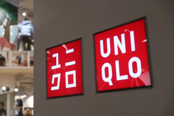 Uniqlo логотип на одежде