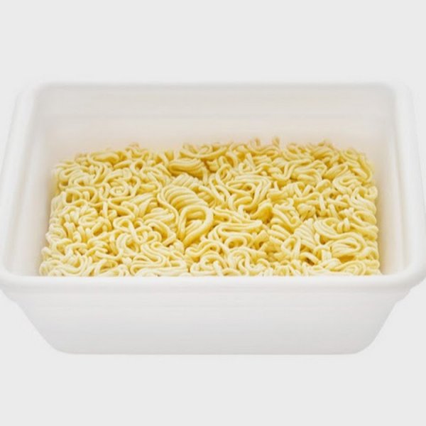 Лапша Роллтон на белом фоне