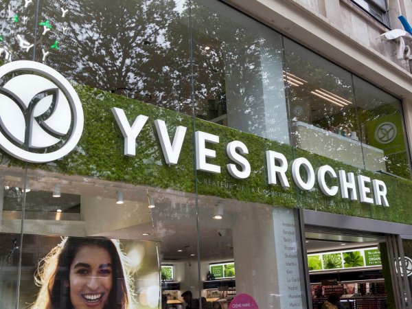 Логотип Yves Rocher groupe на прозрачном фоне