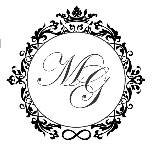 Круглая рамка с вензелями