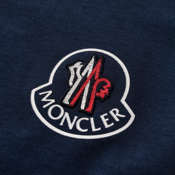 Монклер лого на куртке