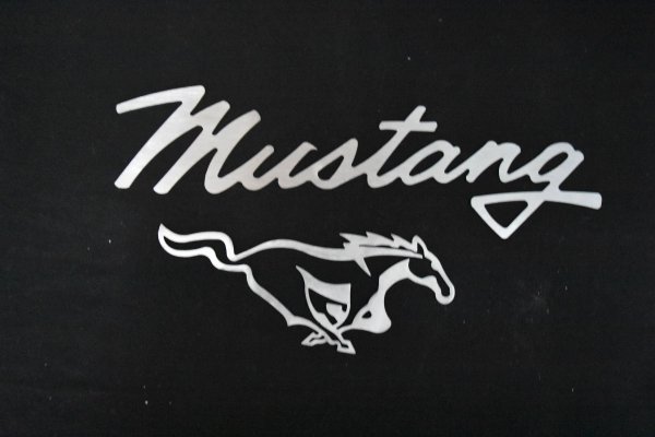 Mustang надпись