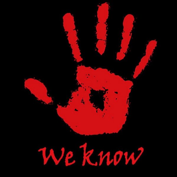 Кровавый отпечаток руки на черном фоне