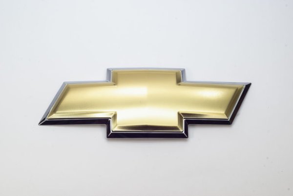 Шевроле Нива знак Шевроле спереди