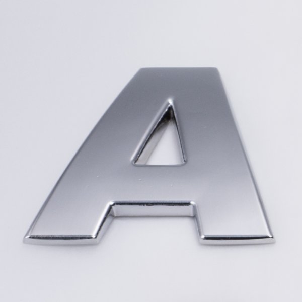 Автомобиль с буквой м на эмблеме