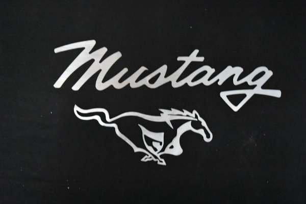 Mustang надпись