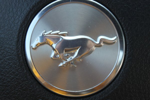 Mustang значок