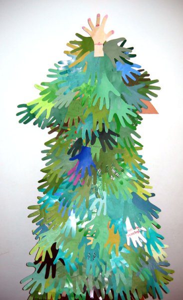 Коллективная елка из ладошек